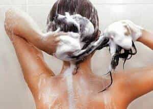 Galvas ādas mitrināšana un bieža šampūnu maiņa pastiprina blaugznas. 
